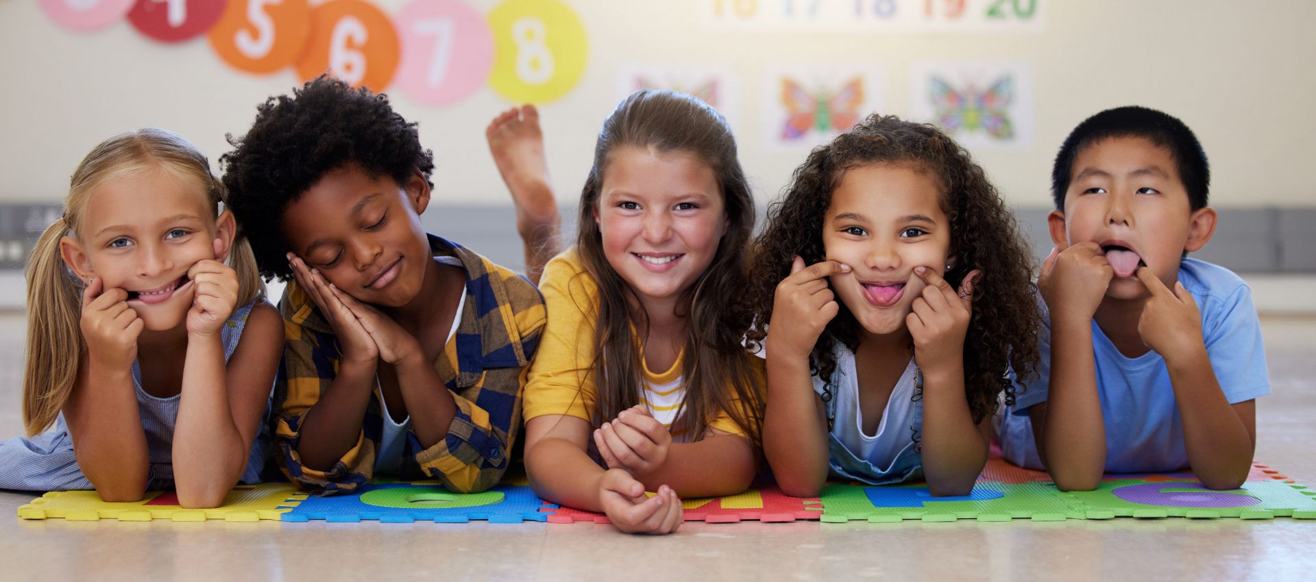 kids-floor-group-portrait-with-funny-face-school-classroom-solidarity-diversity-childhood-girl-boy-children-class-academy-happy-multicultural-friends-together-playful